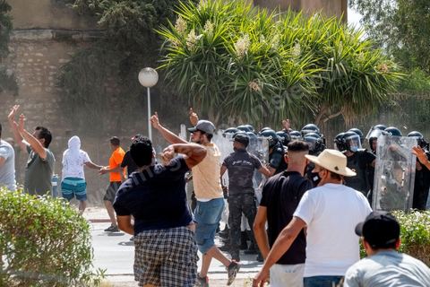 26 juillet 2021 : après une nuit de fêtes et de tension suite à l'annonce du "coup d'état constitutionnel" du Président de la République Kais Saied, les militants nadhaouistes avec en tête leur chef Rached Ghannouchi sont toujours devant les grilles de l'Assemblée et s'affrontent avec des militants pro Saied sous le controle de la police à l'extérieur et de l'armée à l'intérieur de l'enceinte du parlement. En fin de matinée le mot d'ordre du parti sera de quitter le sitin, le parlement toujours tenu par les militaires retrouve son calme. 