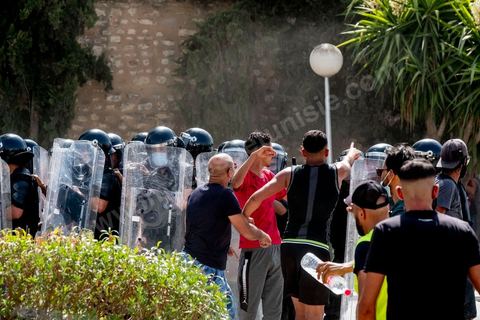 26 juillet 2021 : après une nuit de fêtes et de tension suite à l'annonce du "coup d'état constitutionnel" du Président de la République Kais Saied, les militants nadhaouistes avec en tête leur chef Rached Ghannouchi sont toujours devant les grilles de l'Assemblée et s'affrontent avec des militants pro Saied sous le controle de la police à l'extérieur et de l'armée à l'intérieur de l'enceinte du parlement. En fin de matinée le mot d'ordre du parti sera de quitter le sitin, le parlement toujours tenu par les militaires retrouve son calme. 