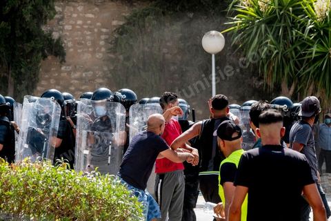 26 juillet 2021 : après une nuit de fêtes et de tension suite à l'annonce du "coup d'état constitutionnel" du Président de la République Kais Saied, les militants nadhaouistes avec en tête leur chef Rached Ghannouchi sont toujours devant les grilles de l'Assemblée et s'affrontent avec des militants pro Saied sous le controle de la police à l'extérieur et de l'armée à l'intérieur de l'enceinte du parlement. En fin de matinée le mot d'ordre du parti sera de quitter le sitin, le parlement toujours tenu par les militaires retrouve son calme. 