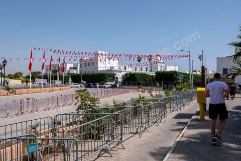 26 juillet 2021 : au lendemain de l'annonce du limogeage du chef du gouvernement par le Président Kais Saeid dans le cadre de son "coup d'état" constitutionnel, la place de la Kasbah à Tunis, centre du pouvoir exécutif, avec le Premier ministère, le ministère des finances et de la Défense, est bouclée, vidée de ses fonctionnaires interdits par l'armée de retourner ce matin à leurs postes. En cette fin de journée, Kais Saied, qui détient désormais tous les pouvoirs, a annoncé une fermeture administrative complète dans le pays pour deux jours. 