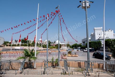 26 juillet 2021 : au lendemain de l'annonce du limogeage du chef du gouvernement par le Président Kais Saeid dans le cadre de son "coup d'état" constitutionnel, la place de la Kasbah à Tunis, centre du pouvoir exécutif, avec le Premier ministère, le ministère des finances et de la Défense, est bouclée, vidée de ses fonctionnaires interdits par l'armée de retourner ce matin à leurs postes. En cette fin de journée, Kais Saied, qui détient désormais tous les pouvoirs, a annoncé une fermeture administrative complète dans le pays pour deux jours. 