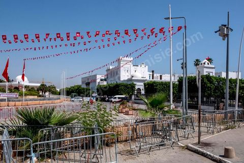 26 juillet 2021 : au lendemain de l'annonce du limogeage du chef du gouvernement par le Président Kais Saeid dans le cadre de son "coup d'état" constitutionnel, la place de la Kasbah à Tunis, centre du pouvoir exécutif, avec le Premier ministère, le ministère des finances et de la Défense, est bouclée, vidée de ses fonctionnaires interdits par l'armée de retourner ce matin à leurs postes. En cette fin de journée, Kais Saied, qui détient désormais tous les pouvoirs, a annoncé une fermeture administrative complète dans le pays pour deux jours. 