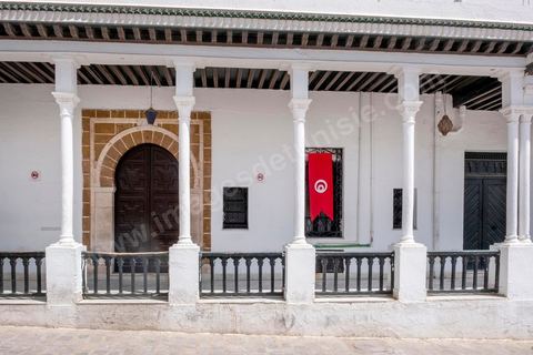 26 juillet 2021 : Porte d'accès du personnel du Premier Minsitère au lendemain de l'annonce du limogeage du chef du gouvernement par le Président Kais Saeid dans le cadre de son "coup d'état" constitutionnel, la place de la Kasbah à Tunis, centre du pouvoir exécutif, avec le Premier ministère, le ministère des finances et de la Défense, est bouclée, vidée de ses fonctionnaires interdits par l'armée de retourner ce matin à leurs postes. En cette fin de journée, Kais Saied, qui détient désormais tous les pouvoirs, a annoncé une fermeture administrative complète dans le pays pour deux jours. 
