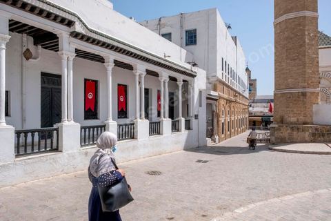 26 juillet 2021 : Porte d'accès du personnel du Premier Minsitère au lendemain de l'annonce du limogeage du chef du gouvernement par le Président Kais Saeid dans le cadre de son "coup d'état" constitutionnel, la place de la Kasbah à Tunis, centre du pouvoir exécutif, avec le Premier ministère, le ministère des finances et de la Défense, est bouclée, vidée de ses fonctionnaires interdits par l'armée de retourner ce matin à leurs postes. En cette fin de journée, Kais Saied, qui détient désormais tous les pouvoirs, a annoncé une fermeture administrative complète dans le pays pour deux jours. 