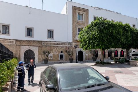 26 juillet 2021 : Portes d'entrée officielle du Premier Ministère fermées sur la place de la Kasbah. au lendemain de l'annonce du limogeage du chef du gouvernement par le Président Kais Saeid dans le cadre de son "coup d'état" constitutionnel, la place de la Kasbah à Tunis, centre du pouvoir exécutif, avec le Premier ministère, le ministère des finances et de la Défense, est bouclée, vidée de ses fonctionnaires interdits par l'armée de retourner ce matin à leurs postes. En cette fin de journée, Kais Saied, qui détient désormais tous les pouvoirs, a annoncé une fermeture administrative complète dans le pays pour deux jours. 