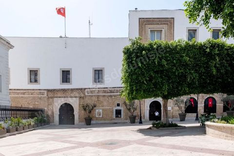 26 juillet 2021 : Portes d'entrée officielle du Premier Ministère fermées sur la place de la Kasbah. au lendemain de l'annonce du limogeage du chef du gouvernement par le Président Kais Saeid dans le cadre de son "coup d'état" constitutionnel, la place de la Kasbah à Tunis, centre du pouvoir exécutif, avec le Premier ministère, le ministère des finances et de la Défense, est bouclée, vidée de ses fonctionnaires interdits par l'armée de retourner ce matin à leurs postes. En cette fin de journée, Kais Saied, qui détient désormais tous les pouvoirs, a annoncé une fermeture administrative complète dans le pays pour deux jours. 