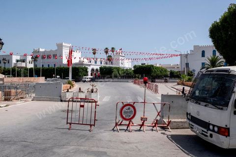 26 juillet 2021 : au lendemain de l'annonce du limogeage du chef du gouvernement par le Président Kais Saeid dans le cadre de son "coup d'état" constitutionnel, la place de la Kasbah à Tunis, centre du pouvoir exécutif, avec le Premier ministère, le ministère des finances et de la Défense, est bouclée, vidée de ses fonctionnaires interdits par l'armée de retourner ce matin à leurs postes. En cette fin de journée, Kais Saied, qui détient désormais tous les pouvoirs, a annoncé une fermeture administrative complète dans le pays pour deux jours. 