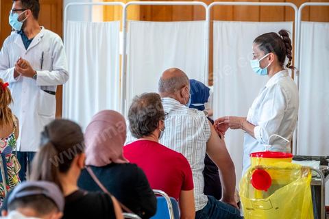 08 aout 2021 : Au centre de vaccination du stade el menzah à Tunis. Suite à l'arrivée massive de dons internationaux en vaccins, près de 6 millions de doses pour faire face à la crise Covid que vit la Tunisie depuis deux mois, et le retard important de la vaccination dasn le pays, il a été organisé aujourd'hui une journée nationale de vaccination des plus de 40 ans sur l'ensemble du territoire. Les tunisiens ont répondus massivement à l'appel et grâce à l'aide de très nombreux bénévoles, de l'armée et de la police et du personnel de santé, il a été comptabilisé plus de 200 000 injections à midi. 