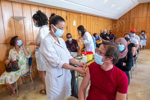 08 aout 2021 : Au centre de vaccination du stade el menzah à Tunis. Suite à l'arrivée massive de dons internationaux en vaccins, près de 6 millions de doses pour faire face à la crise Covid que vit la Tunisie depuis deux mois, et le retard important de la vaccination dasn le pays, il a été organisé aujourd'hui une journée nationale de vaccination des plus de 40 ans sur l'ensemble du territoire. Les tunisiens ont répondus massivement à l'appel et grâce à l'aide de très nombreux bénévoles, de l'armée et de la police et du personnel de santé, il a été comptabilisé plus de 200 000 injections à midi. 