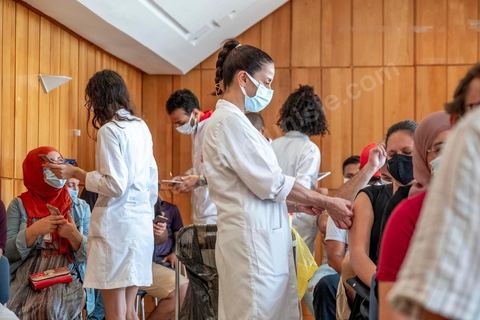 08 aout 2021 : Au centre de vaccination du stade el menzah à Tunis. Suite à l'arrivée massive de dons internationaux en vaccins, près de 6 millions de doses pour faire face à la crise Covid que vit la Tunisie depuis deux mois, et le retard important de la vaccination dasn le pays, il a été organisé aujourd'hui une journée nationale de vaccination des plus de 40 ans sur l'ensemble du territoire. Les tunisiens ont répondus massivement à l'appel et grâce à l'aide de très nombreux bénévoles, de l'armée et de la police et du personnel de santé, il a été comptabilisé plus de 200 000 injections à midi. 
