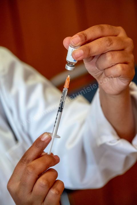 08 aout 2021 : Au centre de vaccination du stade el menzah à Tunis. Suite à l'arrivée massive de dons internationaux en vaccins, près de 6 millions de doses pour faire face à la crise Covid que vit la Tunisie depuis deux mois, et le retard important de la vaccination dasn le pays, il a été organisé aujourd'hui une journée nationale de vaccination des plus de 40 ans sur l'ensemble du territoire. Les tunisiens ont répondus massivement à l'appel et grâce à l'aide de très nombreux bénévoles, de l'armée et de la police et du personnel de santé, il a été comptabilisé plus de 200 000 injections à midi. 