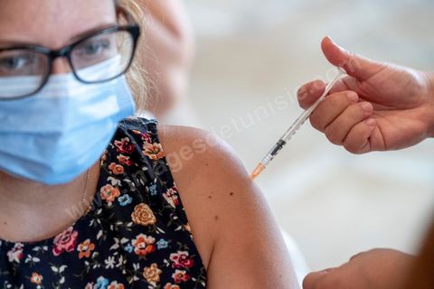 08 aout 2021 : Au centre de vaccination du stade el menzah à Tunis. Suite à l'arrivée massive de dons internationaux en vaccins, près de 6 millions de doses pour faire face à la crise Covid que vit la Tunisie depuis deux mois, et le retard important de la vaccination dasn le pays, il a été organisé aujourd'hui une journée nationale de vaccination des plus de 40 ans sur l'ensemble du territoire. Les tunisiens ont répondus massivement à l'appel et grâce à l'aide de très nombreux bénévoles, de l'armée et de la police et du personnel de santé, il a été comptabilisé plus de 200 000 injections à midi. 