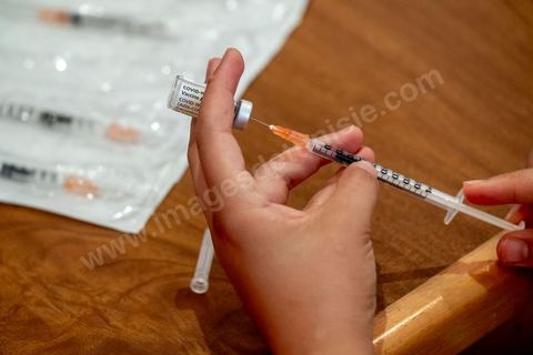 08 aout 2021 : Au centre de vaccination du stade el menzah à Tunis. Suite à l'arrivée massive de dons internationaux en vaccins, près de 6 millions de doses pour faire face à la crise Covid que vit la Tunisie depuis deux mois, et le retard important de la vaccination dasn le pays, il a été organisé aujourd'hui une journée nationale de vaccination des plus de 40 ans sur l'ensemble du territoire. Les tunisiens ont répondus massivement à l'appel et grâce à l'aide de très nombreux bénévoles, de l'armée et de la police et du personnel de santé, il a été comptabilisé plus de 200 000 injections à midi. 