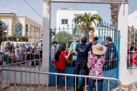 08 aout 2021 : suite à l'arrivée massive de dons en vaccin, près de 6 millions de doses, et le retard important de la vaccination en Tunisie, il a été organisé aujourd'hui une journéé nationale de vaccination des plus de 40 ans sur l'ensemble du territoire. Les tunisiens ont répondus massivement à l'appel et grâce à l'aide de très nombreux bénévoles, de l'armée et de la police, du personnel de santé, il a été comptabilisé plus de 200 000 injections à midi. 
