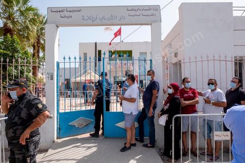 08 aout 2021 : Dans un centre de vaccination à la maison de la culture de l'Ariana, banlieue de Tunis. Suite à l'arrivée massive de dons en vaccin, près de 6 millions de doses, et le retard important de la vaccination en Tunisie, il a été organisé aujourd'hui une journéé nationale de vaccination des plus de 40 ans sur l'ensemble du territoire. Les tunisiens ont répondus massivement à l'appel et grâce à l'aide de très nombreux bénévoles, de l'armée et de la police, du personnel de santé, il a été comptabilisé plus de 200 000 injections à midi. 