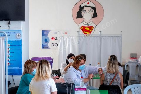 08 aout 2021 : Dans un centre de vaccination à la maison de la culture de l'Ariana, banlieue de Tunis. Suite à l'arrivée massive de dons en vaccin, près de 6 millions de doses, et le retard important de la vaccination en Tunisie, il a été organisé aujourd'hui une journéé nationale de vaccination des plus de 40 ans sur l'ensemble du territoire. Les tunisiens ont répondus massivement à l'appel et grâce à l'aide de très nombreux bénévoles, de l'armée et de la police, du personnel de santé, il a été comptabilisé plus de 200 000 injections à midi. 