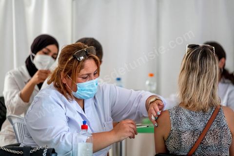08 aout 2021 : Dans un centre de vaccination à la maison de la culture de l'Ariana, banlieue de Tunis. Suite à l'arrivée massive de dons en vaccin, près de 6 millions de doses, et le retard important de la vaccination en Tunisie, il a été organisé aujourd'hui une journéé nationale de vaccination des plus de 40 ans sur l'ensemble du territoire. Les tunisiens ont répondus massivement à l'appel et grâce à l'aide de très nombreux bénévoles, de l'armée et de la police, du personnel de santé, il a été comptabilisé plus de 200 000 injections à midi. 
