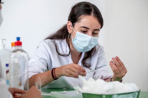 08 aout 2021 : Dans un centre de vaccination à la maison de la culture de l'Ariana, banlieue de Tunis. Suite à l'arrivée massive de dons en vaccin, près de 6 millions de doses, et le retard important de la vaccination en Tunisie, il a été organisé aujourd'hui une journéé nationale de vaccination des plus de 40 ans sur l'ensemble du territoire. Les tunisiens ont répondus massivement à l'appel et grâce à l'aide de très nombreux bénévoles, de l'armée et de la police, du personnel de santé, il a été comptabilisé plus de 200 000 injections à midi. 