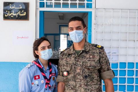 08 aout 2021 : Centre de vaccination installé dans un lycée de l'Ariana dans la banlieue de Tunis. Suite à l'arrivée massive de dons en vaccin, près de 6 millions de doses, et le retard important de la vaccination en Tunisie, il a été organisé aujourd'hui une journéé nationale de vaccination des plus de 40 ans sur l'ensemble du territoire. Les tunisiens ont répondus massivement à l'appel et grâce à l'aide de très nombreux bénévoles, de l'armée et de la police, du personnel de santé, il a été comptabilisé plus de 200 000 injections à midi. 