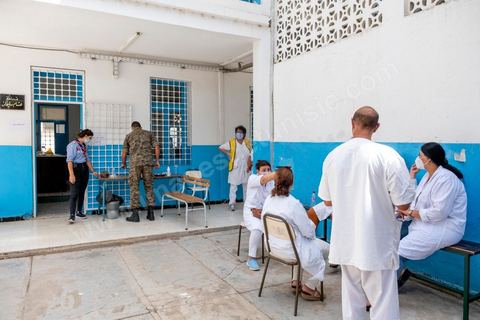 08 aout 2021 : Centre de vaccination installé dans un lycée de l'Ariana dans la banlieue de Tunis. Suite à l'arrivée massive de dons en vaccin, près de 6 millions de doses, et le retard important de la vaccination en Tunisie, il a été organisé aujourd'hui une journéé nationale de vaccination des plus de 40 ans sur l'ensemble du territoire. Les tunisiens ont répondus massivement à l'appel et grâce à l'aide de très nombreux bénévoles, de l'armée et de la police, du personnel de santé, il a été comptabilisé plus de 200 000 injections à midi. 