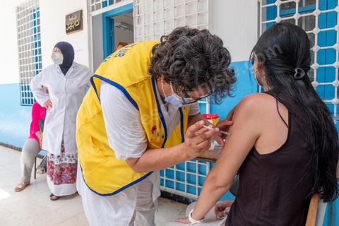 08 aout 2021 : Centre de vaccination installé dans un lycée de l'Ariana dans la banlieue de Tunis. Suite à l'arrivée massive de dons en vaccin, près de 6 millions de doses, et le retard important de la vaccination en Tunisie, il a été organisé aujourd'hui une journéé nationale de vaccination des plus de 40 ans sur l'ensemble du territoire. Les tunisiens ont répondus massivement à l'appel et grâce à l'aide de très nombreux bénévoles, de l'armée et de la police, du personnel de santé, il a été comptabilisé plus de 200 000 injections à midi. 