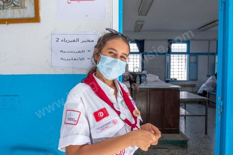 08 aout 2021 : Centre de vaccination installé dans un lycée de l'Ariana dans la banlieue de Tunis. Suite à l'arrivée massive de dons en vaccin, près de 6 millions de doses, et le retard important de la vaccination en Tunisie, il a été organisé aujourd'hui une journéé nationale de vaccination des plus de 40 ans sur l'ensemble du territoire. Les tunisiens ont répondus massivement à l'appel et grâce à l'aide de très nombreux bénévoles, de l'armée et de la police, du personnel de santé, il a été comptabilisé plus de 200 000 injections à midi. 