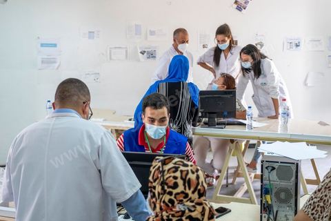 08 aout 2021 : Centre de vaccination installé dans un lycée de l'Ariana dans la banlieue de Tunis. Suite à l'arrivée massive de dons en vaccin, près de 6 millions de doses, et le retard important de la vaccination en Tunisie, il a été organisé aujourd'hui une journéé nationale de vaccination des plus de 40 ans sur l'ensemble du territoire. Les tunisiens ont répondus massivement à l'appel et grâce à l'aide de très nombreux bénévoles, de l'armée et de la police, du personnel de santé, il a été comptabilisé plus de 200 000 injections à midi. 