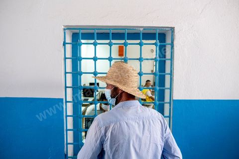 08 aout 2021 : Centre de vaccination installé dans un lycée de l'Ariana dans la banlieue de Tunis. Suite à l'arrivée massive de dons en vaccin, près de 6 millions de doses, et le retard important de la vaccination en Tunisie, il a été organisé aujourd'hui une journéé nationale de vaccination des plus de 40 ans sur l'ensemble du territoire. Les tunisiens ont répondus massivement à l'appel et grâce à l'aide de très nombreux bénévoles, de l'armée et de la police, du personnel de santé, il a été comptabilisé plus de 200 000 injections à midi. 