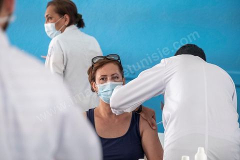 08 aout 2021 : Centre de vaccination installé dans un lycée de l'Ariana dans la banlieue de Tunis. Suite à l'arrivée massive de dons en vaccin, près de 6 millions de doses, et le retard important de la vaccination en Tunisie, il a été organisé aujourd'hui une journéé nationale de vaccination des plus de 40 ans sur l'ensemble du territoire. Les tunisiens ont répondus massivement à l'appel et grâce à l'aide de très nombreux bénévoles, de l'armée et de la police, du personnel de santé, il a été comptabilisé plus de 200 000 injections à midi. 