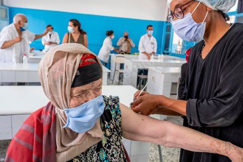 08 aout 2021 : Centre de vaccination installé dans un lycée de l'Ariana dans la banlieue de Tunis. Suite à l'arrivée massive de dons en vaccin, près de 6 millions de doses, et le retard important de la vaccination en Tunisie, il a été organisé aujourd'hui une journéé nationale de vaccination des plus de 40 ans sur l'ensemble du territoire. Les tunisiens ont répondus massivement à l'appel et grâce à l'aide de très nombreux bénévoles, de l'armée et de la police, du personnel de santé, il a été comptabilisé plus de 200 000 injections à midi. 