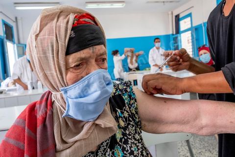 08 aout 2021 : Centre de vaccination installé dans un lycée de l'Ariana dans la banlieue de Tunis. Suite à l'arrivée massive de dons en vaccin, près de 6 millions de doses, et le retard important de la vaccination en Tunisie, il a été organisé aujourd'hui une journéé nationale de vaccination des plus de 40 ans sur l'ensemble du territoire. Les tunisiens ont répondus massivement à l'appel et grâce à l'aide de très nombreux bénévoles, de l'armée et de la police, du personnel de santé, il a été comptabilisé plus de 200 000 injections à midi. 