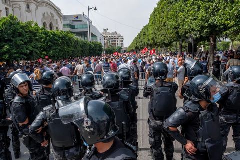 26 septembre 2021 : deux mois après le "coup d'état" constitutionnel du Président de la république Kais Saied, et quelques jours après ses décisions contre la constitution de 2014, la première vraie manifestation anti saied et pour la préservation de cette constitution a réuni sur l'avanue Habib Bourguiba à Tunis près de 3000 manifestants, majoritairement des militants du parti islamiste Ennahdha mais aussi de quelques petits partis de la gauche. Les slogans oscillaient entre un "dégage Saied" et "dégage la France". 