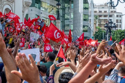 26 septembre 2021 : deux mois après le "coup d'état" constitutionnel du Président de la république Kais Saied, et quelques jours après ses décisions contre la constitution de 2014, la première vraie manifestation anti saied et pour la préservation de cette constitution a réuni sur l'avanue Habib Bourguiba à Tunis près de 3000 manifestants, majoritairement des militants du parti islamiste Ennahdha mais aussi de quelques petits partis de la gauche. Les slogans oscillaient entre un "dégage Saied" et "dégage la France". 