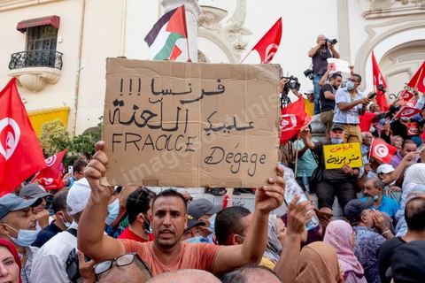 26 septembre 2021 : deux mois après le "coup d'état" constitutionnel du Président de la république Kais Saied, et quelques jours après ses décisions contre la constitution de 2014, la première vraie manifestation anti saied et pour la préservation de cette constitution a réuni sur l'avanue Habib Bourguiba à Tunis près de 3000 manifestants, majoritairement des militants du parti islamiste Ennahdha mais aussi de quelques petits partis de la gauche. Les slogans oscillaient entre un "dégage Saied" et "dégage la France". 