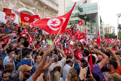 26 septembre 2021 : deux mois après le "coup d'état" constitutionnel du Président de la république Kais Saied, et quelques jours après ses décisions contre la constitution de 2014, la première vraie manifestation anti saied et pour la préservation de cette constitution a réuni sur l'avanue Habib Bourguiba à Tunis près de 3000 manifestants, majoritairement des militants du parti islamiste Ennahdha mais aussi de quelques petits partis de la gauche. Les slogans oscillaient entre un "dégage Saied" et "dégage la France". 