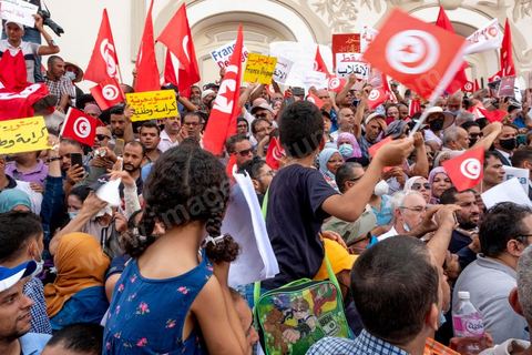 26 septembre 2021 : deux mois après le "coup d'état" constitutionnel du Président de la république Kais Saied, et quelques jours après ses décisions contre la constitution de 2014, la première vraie manifestation anti saied et pour la préservation de cette constitution a réuni sur l'avanue Habib Bourguiba à Tunis près de 3000 manifestants, majoritairement des militants du parti islamiste Ennahdha mais aussi de quelques petits partis de la gauche. Les slogans oscillaient entre un "dégage Saied" et "dégage la France". 
