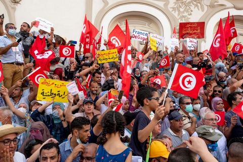 26 septembre 2021 : deux mois après le "coup d'état" constitutionnel du Président de la république Kais Saied, et quelques jours après ses décisions contre la constitution de 2014, la première vraie manifestation anti saied et pour la préservation de cette constitution a réuni sur l'avanue Habib Bourguiba à Tunis près de 3000 manifestants, majoritairement des militants du parti islamiste Ennahdha mais aussi de quelques petits partis de la gauche. Les slogans oscillaient entre un "dégage Saied" et "dégage la France". 