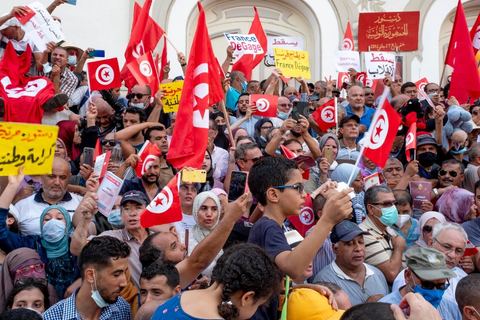 26 septembre 2021 : deux mois après le "coup d'état" constitutionnel du Président de la république Kais Saied, et quelques jours après ses décisions contre la constitution de 2014, la première vraie manifestation anti saied et pour la préservation de cette constitution a réuni sur l'avanue Habib Bourguiba à Tunis près de 3000 manifestants, majoritairement des militants du parti islamiste Ennahdha mais aussi de quelques petits partis de la gauche. Les slogans oscillaient entre un "dégage Saied" et "dégage la France". 