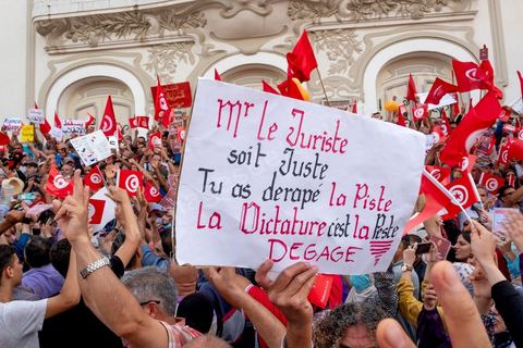 26 septembre 2021 : deux mois après le "coup d'état" constitutionnel du Président de la république Kais Saied, et quelques jours après ses décisions contre la constitution de 2014, la première vraie manifestation anti saied et pour la préservation de cette constitution a réuni sur l'avanue Habib Bourguiba à Tunis près de 3000 manifestants, majoritairement des militants du parti islamiste Ennahdha mais aussi de quelques petits partis de la gauche. Les slogans oscillaient entre un "dégage Saied" et "dégage la France". 