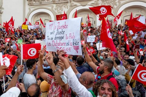 26 septembre 2021 : deux mois après le "coup d'état" constitutionnel du Président de la république Kais Saied, et quelques jours après ses décisions contre la constitution de 2014, la première vraie manifestation anti saied et pour la préservation de cette constitution a réuni sur l'avanue Habib Bourguiba à Tunis près de 3000 manifestants, majoritairement des militants du parti islamiste Ennahdha mais aussi de quelques petits partis de la gauche. Les slogans oscillaient entre un "dégage Saied" et "dégage la France". 