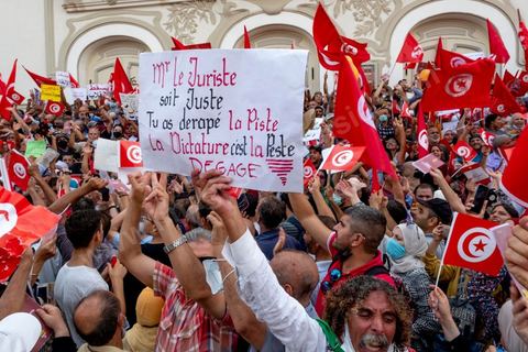 26 septembre 2021 : deux mois après le "coup d'état" constitutionnel du Président de la république Kais Saied, et quelques jours après ses décisions contre la constitution de 2014, la première vraie manifestation anti saied et pour la préservation de cette constitution a réuni sur l'avanue Habib Bourguiba à Tunis près de 3000 manifestants, majoritairement des militants du parti islamiste Ennahdha mais aussi de quelques petits partis de la gauche. Les slogans oscillaient entre un "dégage Saied" et "dégage la France". 
