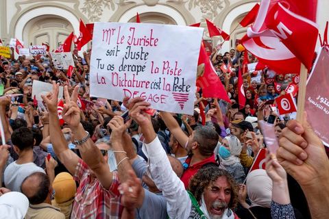 26 septembre 2021 : deux mois après le "coup d'état" constitutionnel du Président de la république Kais Saied, et quelques jours après ses décisions contre la constitution de 2014, la première vraie manifestation anti saied et pour la préservation de cette constitution a réuni sur l'avanue Habib Bourguiba à Tunis près de 3000 manifestants, majoritairement des militants du parti islamiste Ennahdha mais aussi de quelques petits partis de la gauche. Les slogans oscillaient entre un "dégage Saied" et "dégage la France". 