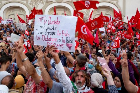 26 septembre 2021 : deux mois après le "coup d'état" constitutionnel du Président de la république Kais Saied, et quelques jours après ses décisions contre la constitution de 2014, la première vraie manifestation anti saied et pour la préservation de cette constitution a réuni sur l'avanue Habib Bourguiba à Tunis près de 3000 manifestants, majoritairement des militants du parti islamiste Ennahdha mais aussi de quelques petits partis de la gauche. Les slogans oscillaient entre un "dégage Saied" et "dégage la France". 
