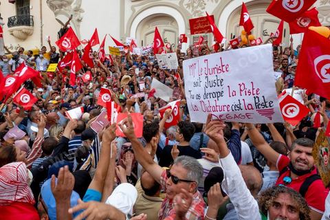 26 septembre 2021 : deux mois après le "coup d'état" constitutionnel du Président de la république Kais Saied, et quelques jours après ses décisions contre la constitution de 2014, la première vraie manifestation anti saied et pour la préservation de cette constitution a réuni sur l'avanue Habib Bourguiba à Tunis près de 3000 manifestants, majoritairement des militants du parti islamiste Ennahdha mais aussi de quelques petits partis de la gauche. Les slogans oscillaient entre un "dégage Saied" et "dégage la France". 
