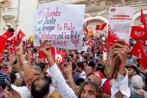 26 septembre 2021 : deux mois après le "coup d'état" constitutionnel du Président de la république Kais Saied, et quelques jours après ses décisions contre la constitution de 2014, la première vraie manifestation anti saied et pour la préservation de cette constitution a réuni sur l'avanue Habib Bourguiba à Tunis près de 3000 manifestants, majoritairement des militants du parti islamiste Ennahdha mais aussi de quelques petits partis de la gauche. Les slogans oscillaient entre un "dégage Saied" et "dégage la France". 