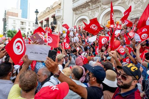 26 septembre 2021 : deux mois après le "coup d'état" constitutionnel du Président de la république Kais Saied, et quelques jours après ses décisions contre la constitution de 2014, la première vraie manifestation anti saied et pour la préservation de cette constitution a réuni sur l'avanue Habib Bourguiba à Tunis près de 3000 manifestants, majoritairement des militants du parti islamiste Ennahdha mais aussi de quelques petits partis de la gauche. Les slogans oscillaient entre un "dégage Saied" et "dégage la France". 