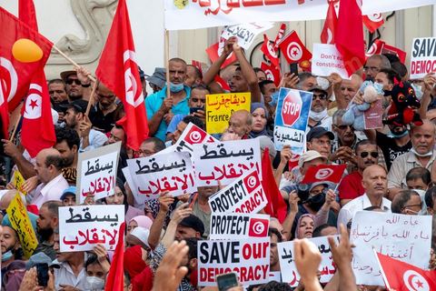 26 septembre 2021 : deux mois après le "coup d'état" constitutionnel du Président de la république Kais Saied, et quelques jours après ses décisions contre la constitution de 2014, la première vraie manifestation anti saied et pour la préservation de cette constitution a réuni sur l'avanue Habib Bourguiba à Tunis près de 3000 manifestants, majoritairement des militants du parti islamiste Ennahdha mais aussi de quelques petits partis de la gauche. Les slogans oscillaient entre un "dégage Saied" et "dégage la France". 