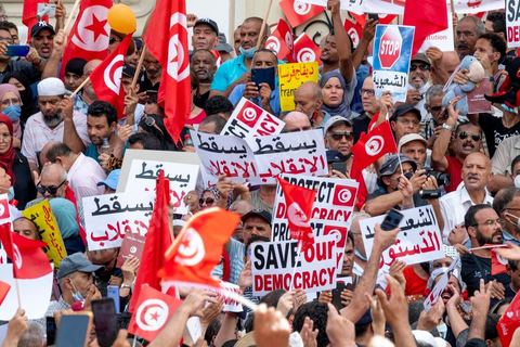 26 septembre 2021 : deux mois après le "coup d'état" constitutionnel du Président de la république Kais Saied, et quelques jours après ses décisions contre la constitution de 2014, la première vraie manifestation anti saied et pour la préservation de cette constitution a réuni sur l'avanue Habib Bourguiba à Tunis près de 3000 manifestants, majoritairement des militants du parti islamiste Ennahdha mais aussi de quelques petits partis de la gauche. Les slogans oscillaient entre un "dégage Saied" et "dégage la France". 