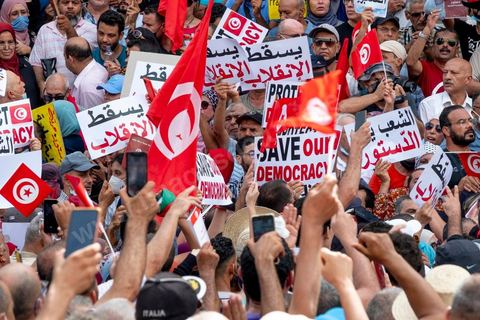 26 septembre 2021 : deux mois après le "coup d'état" constitutionnel du Président de la république Kais Saied, et quelques jours après ses décisions contre la constitution de 2014, la première vraie manifestation anti saied et pour la préservation de cette constitution a réuni sur l'avanue Habib Bourguiba à Tunis près de 3000 manifestants, majoritairement des militants du parti islamiste Ennahdha mais aussi de quelques petits partis de la gauche. Les slogans oscillaient entre un "dégage Saied" et "dégage la France". 