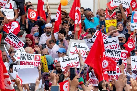 26 septembre 2021 : deux mois après le "coup d'état" constitutionnel du Président de la république Kais Saied, et quelques jours après ses décisions contre la constitution de 2014, la première vraie manifestation anti saied et pour la préservation de cette constitution a réuni sur l'avanue Habib Bourguiba à Tunis près de 3000 manifestants, majoritairement des militants du parti islamiste Ennahdha mais aussi de quelques petits partis de la gauche. Les slogans oscillaient entre un "dégage Saied" et "dégage la France". 